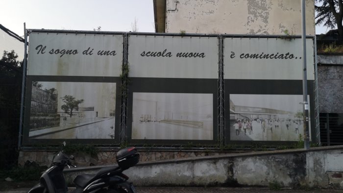 piano di sorrento e scontro in consiglio sul futuro dell ex scuola elementare