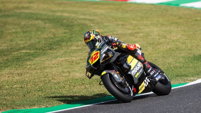 bezzecchi batte bagnaia e vince la sprint race di assen
