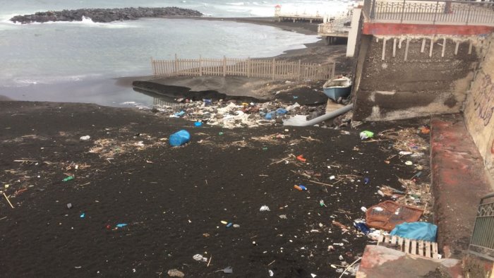 torre del greco carcasse di moto e rifiuti speciali sulla spiaggia