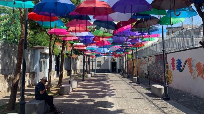 casoria vara la strada dell arte ombrelli colorati e murales in citta