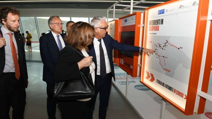 infrastrutture in campania nuovo infopoint alla stazione di napoli afragola