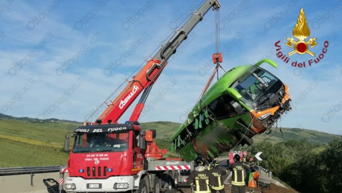 bus nella scarpata sull autostrada a16 indagato il conducente del flixbus