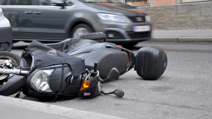 pimonte scooter finisce contro un auto 15enne in coma