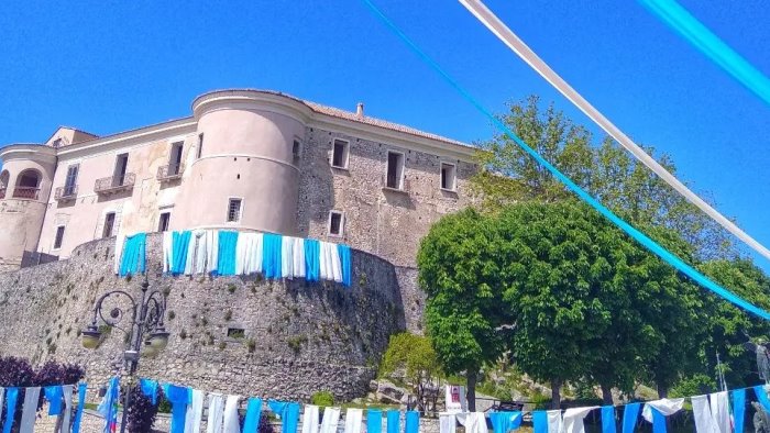 gesualdo il castello azzurro scatena le polemiche assurdo putiferio