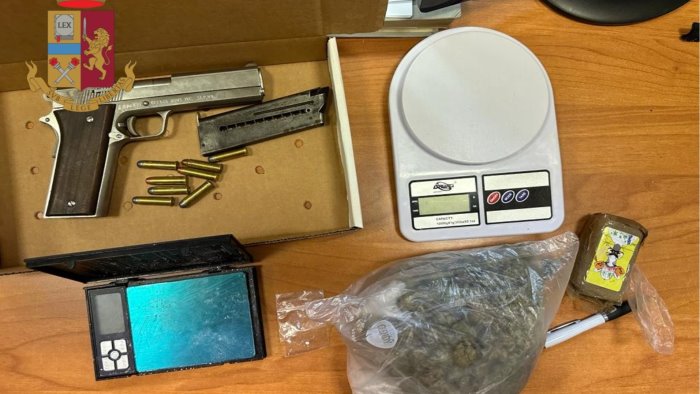 droga nascosta in frigorifero e una pistola in cassaforte arrestato 32enne