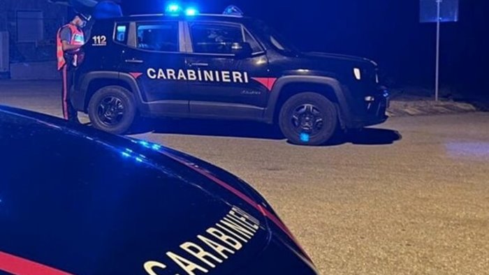 provoca danni a veicoli e aggredisce automobilisti identificato e denunciato