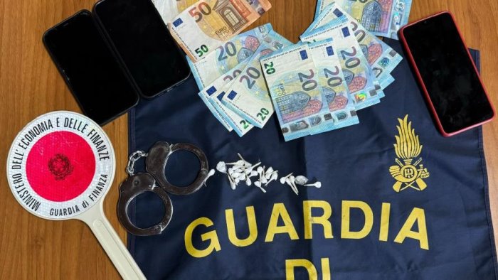 in auto con dosi di crack tentano la fuga ma vengono rintracciati e arrestati