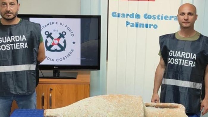 sequestrate due anfore antiche a casa di un subacqueo denunciato