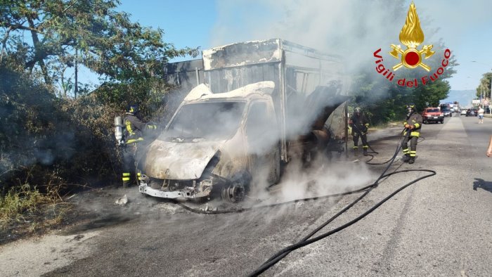 furgone carico di materassi prevede fuoco traffico in tilt a pratole