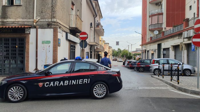 angri 35enne trovato in una pozza di sangue in strada s indaga per omicidio