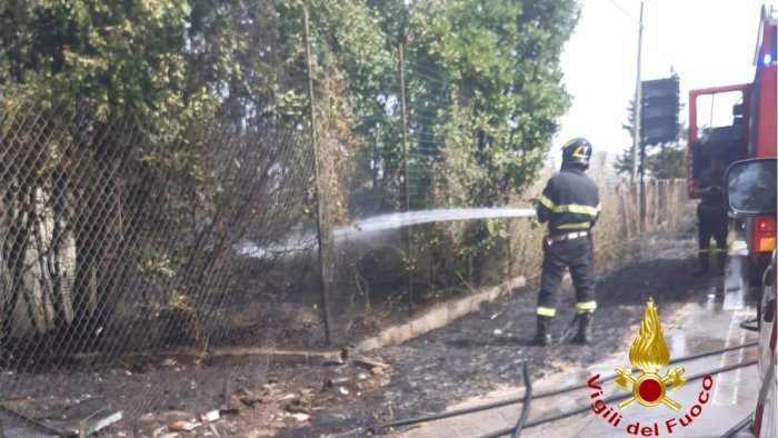 sterpaglie a fuoco a campolongo fiamme a poca distanza dall ospedale