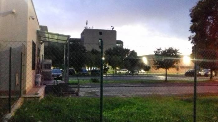 droga telefonini auricolari e sim card per i detenuti arrestato infermiere