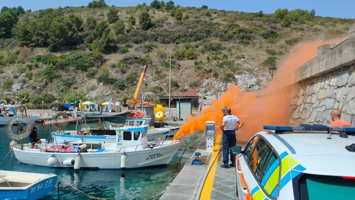 esercitazione antincendio della guardia costiera nel porto di palinuro