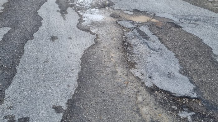 ariano salgono a due le perdite d acqua in via calvario