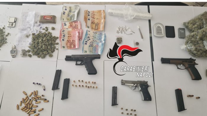 armi e droga in casa blitz a casoria dei carabinieri tre persone arrestate