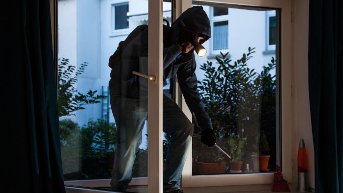 ladri scatenati proprietari assenti case a soqquadro rubati oro e salvadanaio