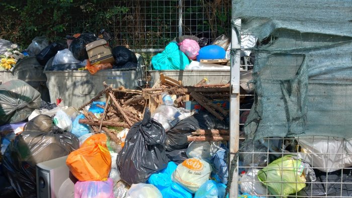 ariano la cartolina dell incivilta di torreamando tra i rifiuti anche legna