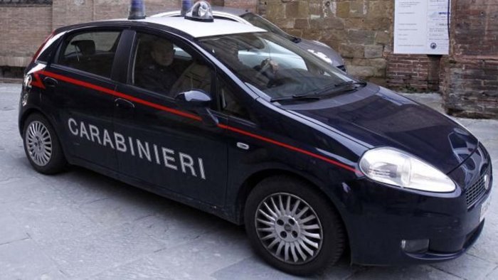 eboli dimentica il figlio in auto salvato dai passanti