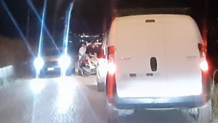 ariano tentano di entrare in un abitazione ma vengono messi in fuga