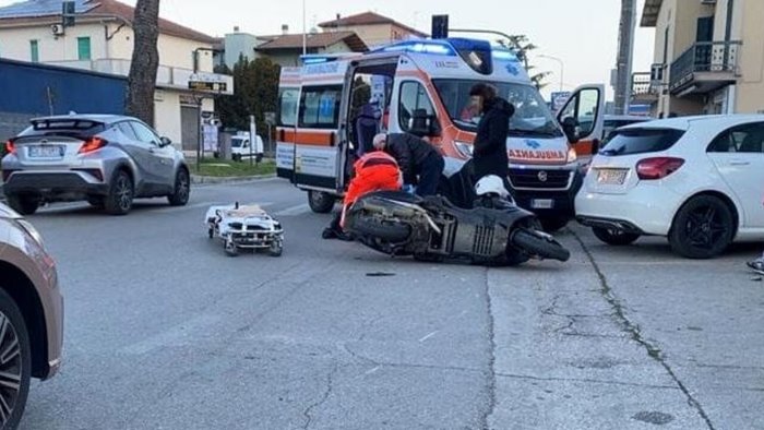 incidente con lo scooter si schianta contro due auto parcheggiate muore 15enne