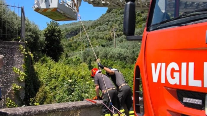 eboli precipita nel vuoto con lo scooter ferita alle gambe una ragazza