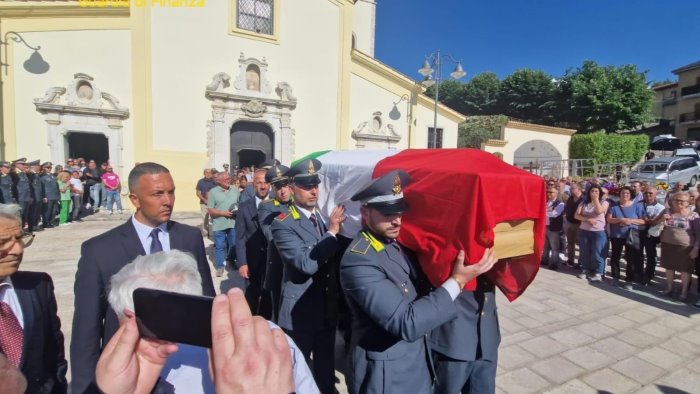 guardia di finanza l ultimo saluto al maresciallo barbone irpinia in lutto