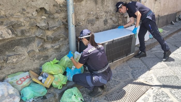 sacchetto selvaggio arrivano le prime multe per gli incivili dei rifiuti