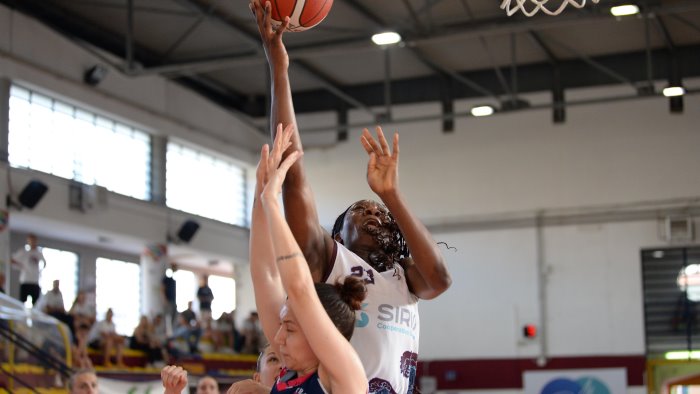 basket la sirio salerno vince la finale d andata e mette un piede in serie a2