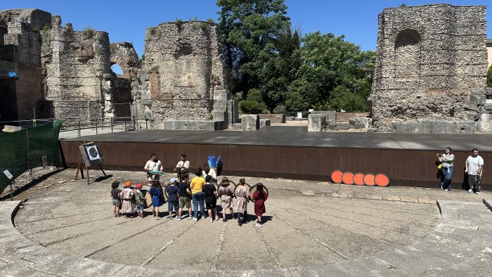 domenica al museo record di visite al teatro romano di benevento foto