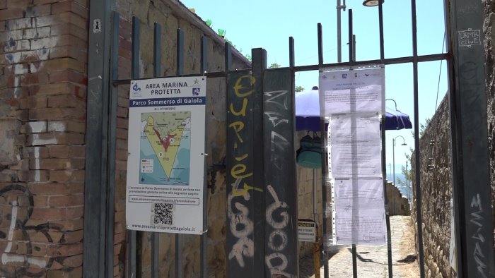 primi caldi e primi bagni pienone sulle spiagge ma la gaiola e off limits