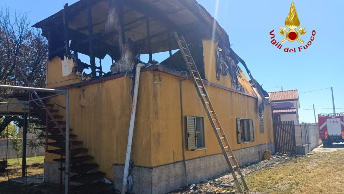 incendio in una villa distrutto tutto il primo piano abitanti evacuati