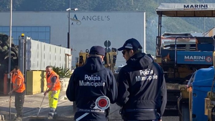 incastrato dalle telecamere l uomo che ha abbandonato rifiuti multa e denuncia