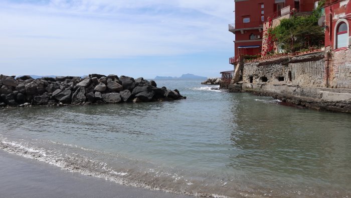 spiagge libere di posillipo aumentano i posti disponibili per evitare il caos