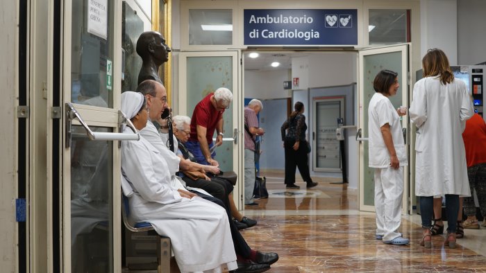 liste d attesa 4 milioni di persone non si curano per i tempi biblici