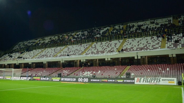 salernitana ultras tra diserzione e sostegno i granata hanno bisogno di noi
