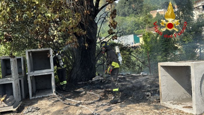 fumo e fiamme a pellezzano per un vasto incendio in un azienda