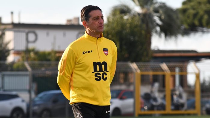 il sorrento saluta l allenatore ferraro ma conferma il ds amarante