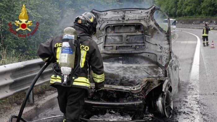 montoro ancora un incendio doloso fiamme al carroattrezzi di un associazione