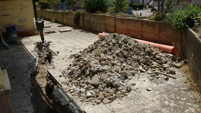 liquami fognari accanto al parchetto per bambini intervento immediato dell acer