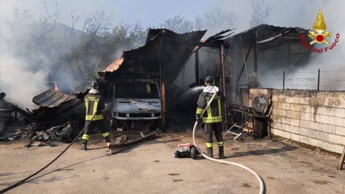 forino incendio nel capannone mezzi divorati dalle fiamme 2 persone ustionate