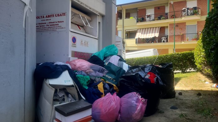 ariano indumenti usati ammassati a terra dopo martiri ecco cardito