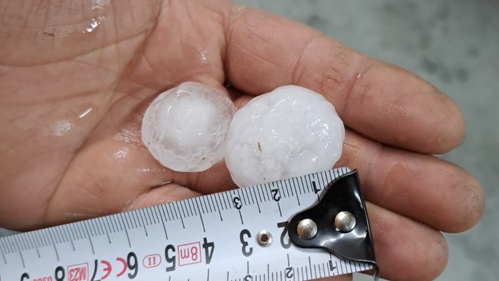 arriva la grandine ed e un fuggi fuggi generale per salvare le auto