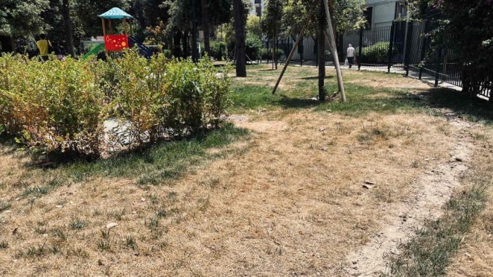 napoli parco mascagna aiuole ingiallite e fontana ferma