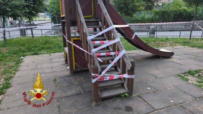 montella bimbo resta incastrato nello scivolo liberato dai vigili del fuoco