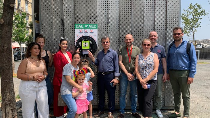 napoli cardioprotetta installato defibrillatore in piazza garibaldi