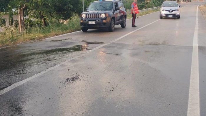 maltempo asfalto si sgretola sulla statale delle puglie paura nella notte