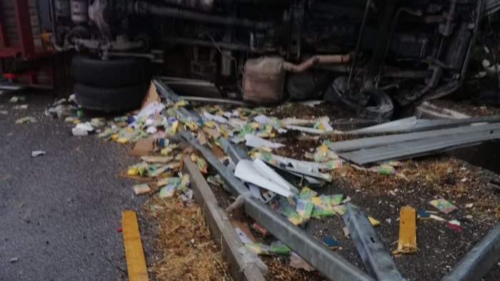 mezzo pesante si ribalta sull autostrada del mediterraneo traffico in tilt