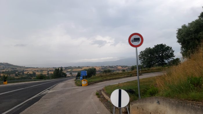 ariano rfi non ripara la strada e la provincia vieta il transito ai camion