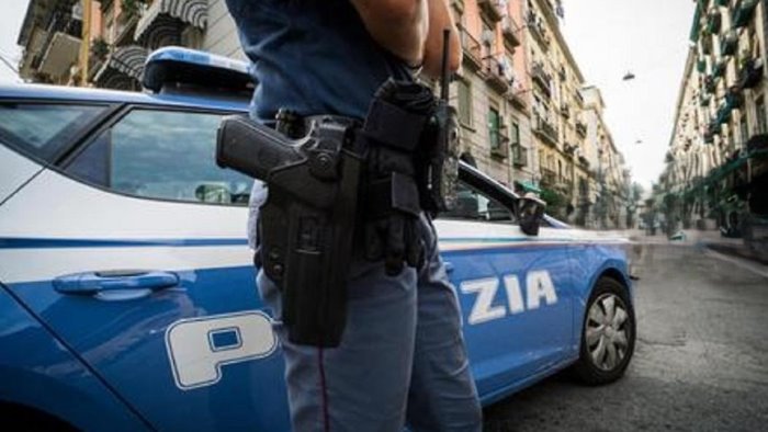 aggredisce i poliziotti durante un controllo arrestato