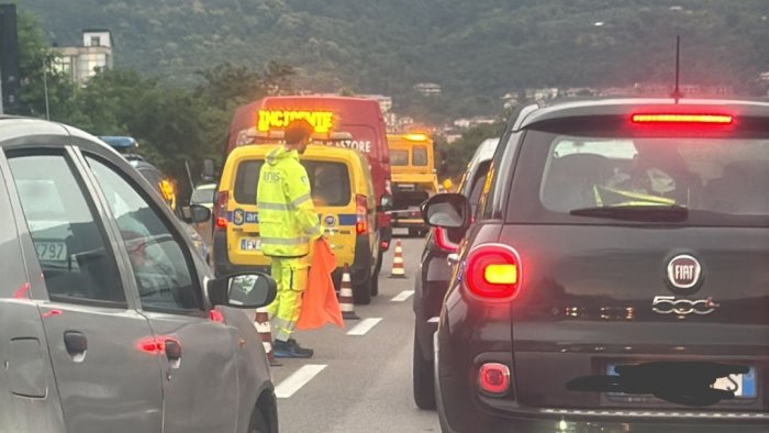 solofra incidente all imbocco della galleria di monte pergola code e disagi